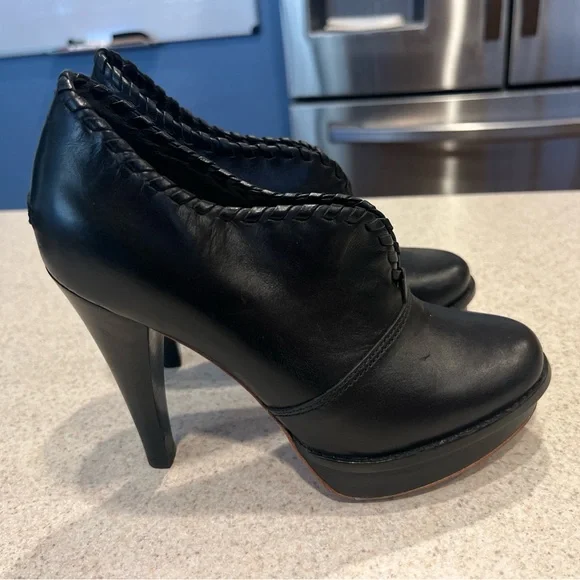 UGG Leather Jamison Black Platform Ankle Bootie Heels Sheepskin Lined Size 5.5 - Picture 3 of 14